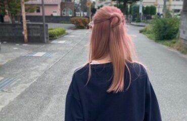 ピンク髪　後ろ姿